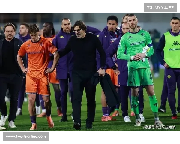 佛罗伦萨主帅瓦诺利抗议判罚，连吃两黄被罚出场。